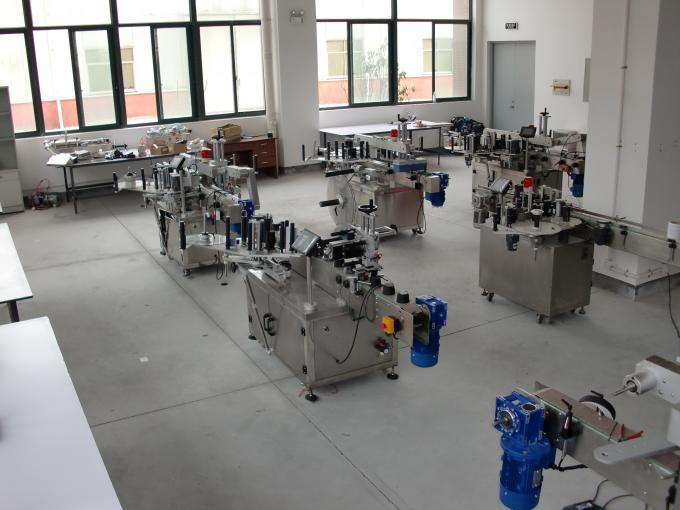 ម៉ាស៊ីនដាក់ស្លាកបិទស្អិតចំហៀងទ្វេដងល្បឿនលឿនប្រេងម៉ាស៊ីនធារាសាស្ត្រ