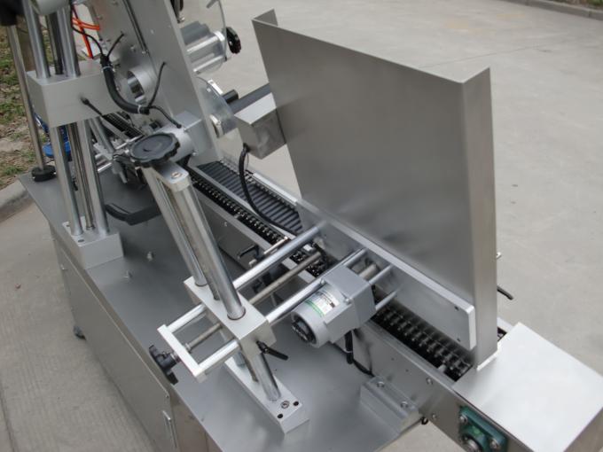 ម៉ាស៊ីនរង្វង់មូលខ្នាតតូចមានល្បឿនលឿនផ្លាកផ្លាស្ទិចម៉ាស៊ីនបិទស្លាកសញ្ញាខ្មៅដបកែវសម្រាប់គ្រឿងសំអាង