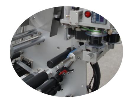 ម៉ាស៊ីនដាក់ផ្លាកដបខ្នាតតូច ១០ ម។ ល។ ជាមួយវិញ្ញាបនប័ត្របិទផ្លាកផ្លាកពីរជាន់