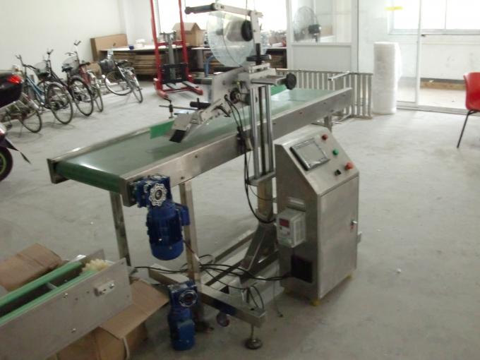 អ្នកដាក់ស្លាកផ្លាស្ទិចលើតុដែលមានរាងសំប៉ែតដោយខ្លួនឯងដែលមានប្រដាប់ប្រដារចិញ្ចឹមម៉ាស៊ីន