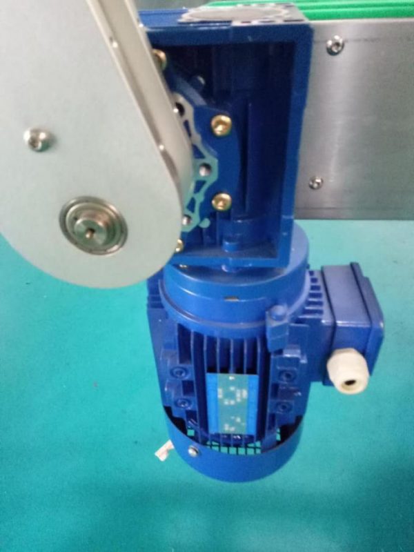 គណៈរដ្ឋមន្រ្តីអេស។ អេស .៣០៤ មានម៉ាស៊ីនដាក់ស្លាកបិទផ្លាកដបរាងការ៉េចំនួន ២ ជាមួយនឹងផលិតផលថែរក្សាផ្ទាល់ខ្លួន