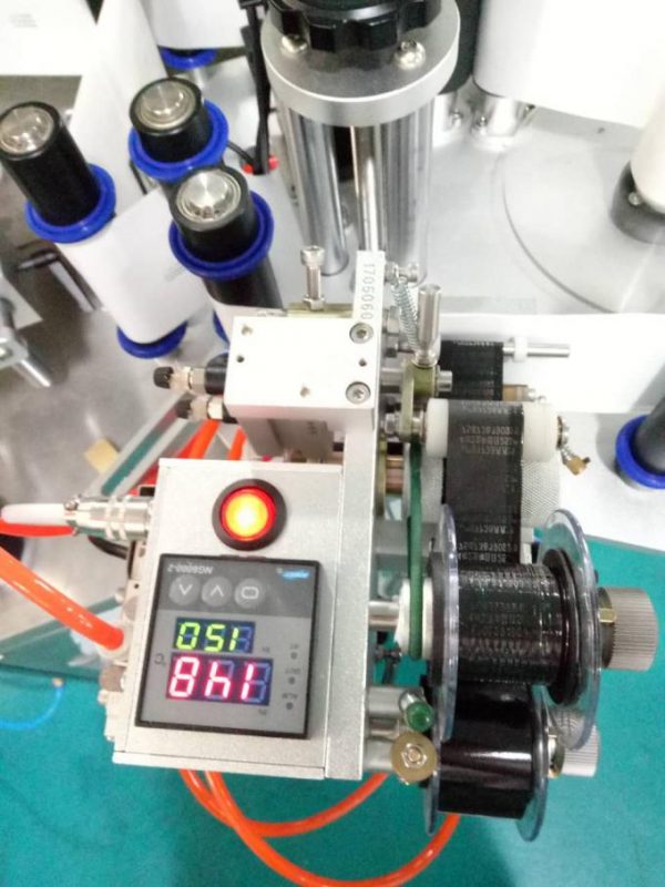 ដាក់ស្លាកផ្លាកម៉ាស៊ីនបិទផ្លាកអឹមប៊ែរឌ័រស្វ័យប្រវតិ្តដោយប្រើឧបករណ៍ទំព័រនិងម៉ាស៊ីនកូដ