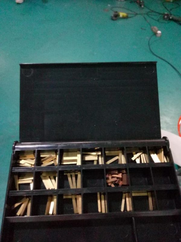 ដាក់ស្លាកផ្លាកម៉ាស៊ីនបិទផ្លាកអឹមប៊ែរឌ័រស្វ័យប្រវតិ្តដោយប្រើឧបករណ៍ទំព័រនិងម៉ាស៊ីនកូដ