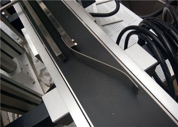 ម៉ាស៊ីនដាក់ស្លាកកំពូលដោយស្វ័យប្រវត្តិសំរាប់ដប / ពាង / កុងតឺន័រ