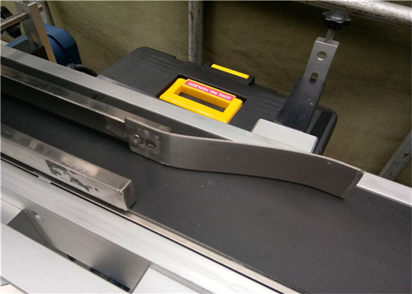 ម៉ាស៊ីនដាក់ស្លាកយីហោកំពូលសម្រាប់ភេសជ្ជៈ / ភេសជ្ជៈ / គីមី / ថ្នាំប្រចាំថ្ងៃ