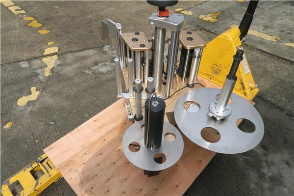 ស្លាកម៉ាស៊ីនបង្វិលដបមូលជាមួយប្រព័ន្ធម៉ាស៊ីនដាក់ស្លាកវិល