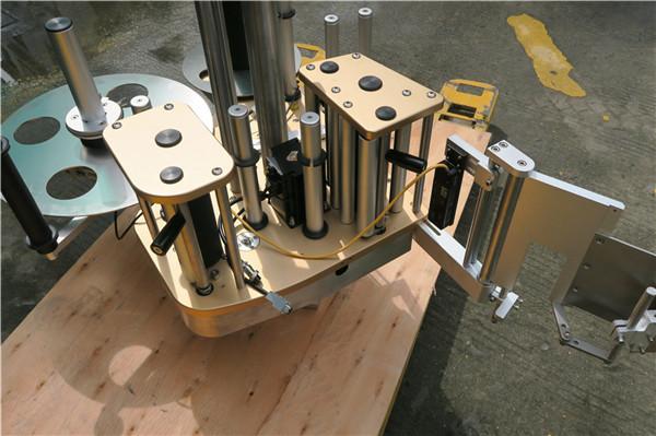 ម៉ាស៊ីនដាក់ស្លាកលេខរ៉ូឡែតល្បឿនលឿនដែលមានមុខងារបង្វិល