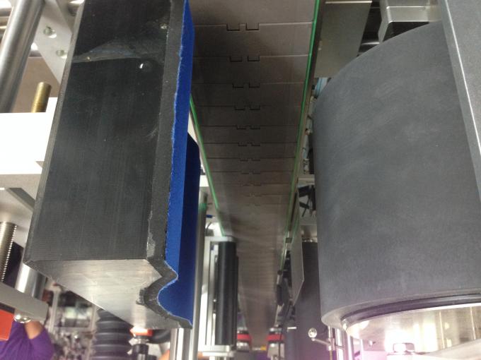 អ្នកដាក់ស្លាកផ្លាកផ្លាស្ទិចដោយស្វ័យប្រវត្តិសំរាប់ដបប្លាស្ទិច / កែវមូល