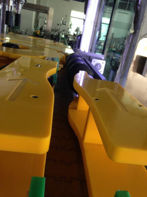 ម៉ាស៊ីនដាក់ស្លាកដបស្រា / ស្រាបៀរដែលផលិតបានខ្ពស់ម៉ាស៊ីនដាក់ដបមូល