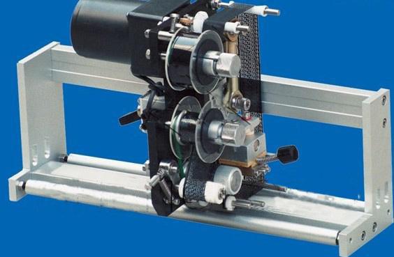 អ្នកដាក់ស្លាកផ្លាកបិទជិតដែលមានល្បឿនលឿនម៉ាស៊ីនផ្លាកផ្លាកស្វ័យប្រវត្ដិសំរាប់ដបមូល / រាងការ៉េ / ដប