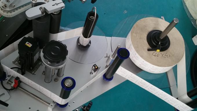 ម៉ាស៊ីនដាក់ដបប្រដាប់ប្រដារដបជេស្តារទម្ងន់ ២៥ គ។ ក្រម៉ាស៊ីនដាក់ស្លាកជាមួយដបចំណីមានល្បឿនលឿន