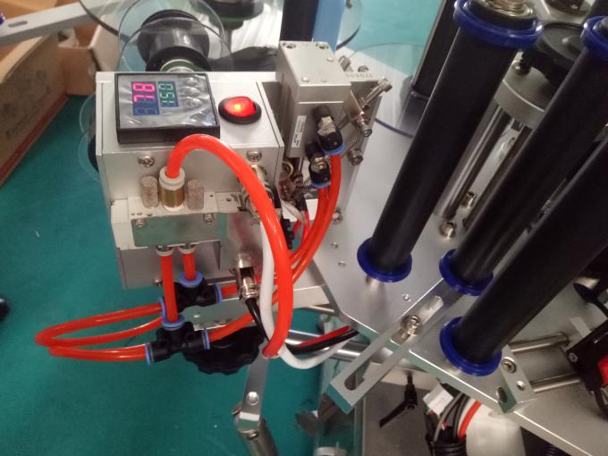 ម៉ាស៊ីនដាក់ស្លាកបិទផ្លាកបិទជិតបីរឺទ្វេដងជាមួយម៉ាស៊ីនកូដ