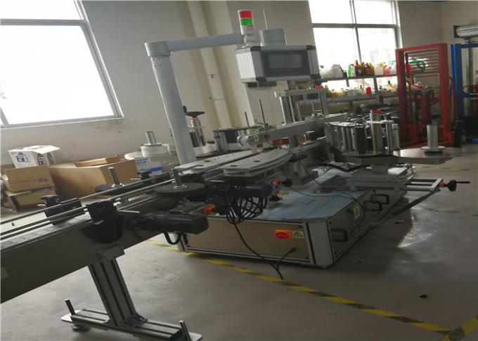 ម៉ាស៊ីនដាក់ផ្លាកផ្លាស្ទិចដោយខ្លួនឯងសំរាប់ផ្លាស្ទិចទឹកដបផ្លាស្ទិចទឹក ៣ ស្លាក