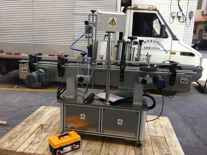 ម៉ាស៊ីនផ្លាកបិទផ្លាកផ្លាស្ទិចផ្លាស្ទិចផ្លាស្ទិចដែលមានភាពជាក់លាក់ខ្ពស់សម្រាប់ស្លាក adhesvie