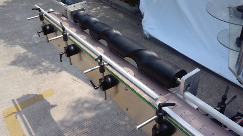 ប្រទេសចិនវេចខ្ចប់ម៉ាស៊ីនដាក់ផ្លាកដបមូលសំរាប់អ្នកផ្គត់ផ្គង់កាវបិទដោយខ្លួនឯង