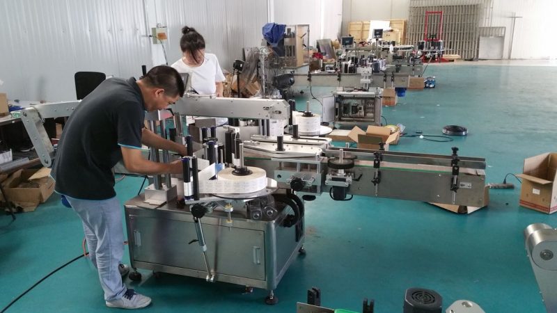 ម៉ាស៊ីនដាក់ស្លាកដបទឹកតាមតំរូវការរបស់ប្រទេសចិនម៉ាស៊ីនផ្លាកផ្លាកម៉ាស៊ីនស្វ័យប្រវត្តិសំរាប់អ្នកផ្គត់ផ្គង់ទ្វេរដង